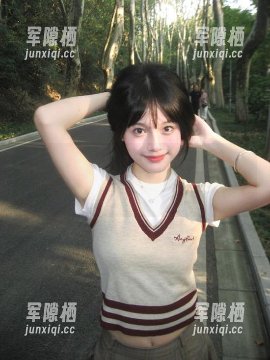 51免费黑料 别问我为啥爱上“51免费黑料”,更新的时候,心底那点坏坏的兴趣又冒出来了。