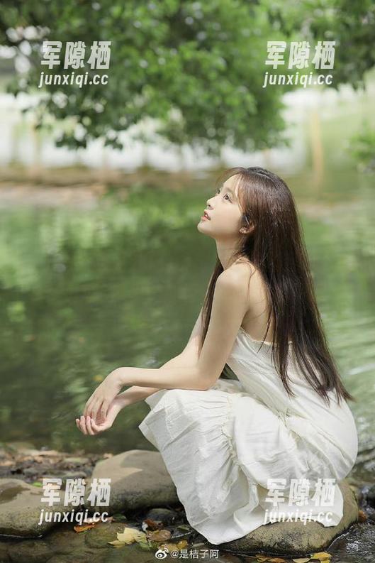 91在线吃瓜 盯着屏幕,手忙脚乱地收藏91在线吃瓜里的趣事,心里暗自得意!