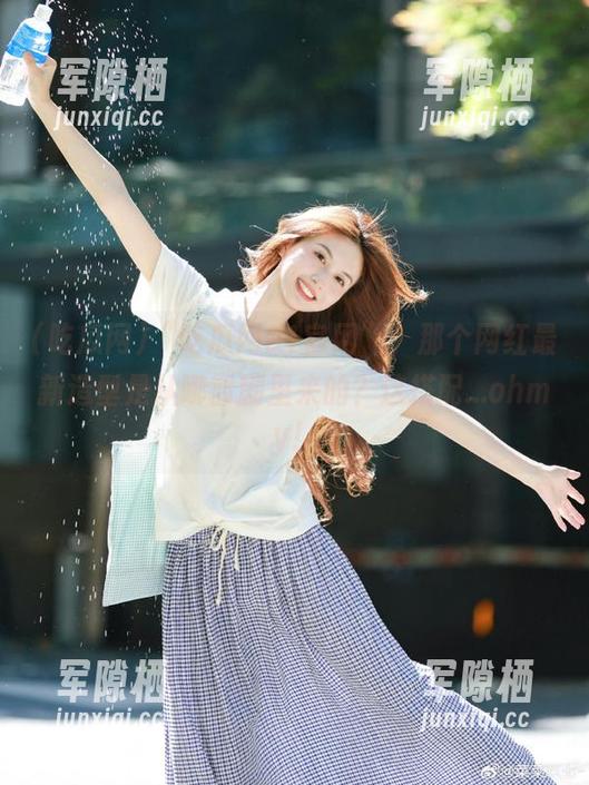 “吃瓜网91官网”，那个网红最新造型是从哪部剧里来的？这搭配...ohmy！