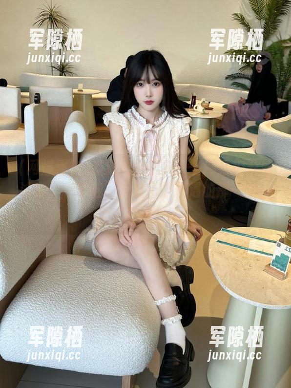 最新网爆黑料：当网红们开始试穿“老爹鞋”，逛街被偶遇的那一刻，太“有趣”了！