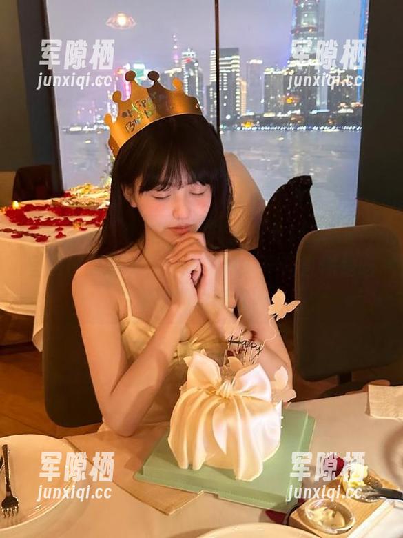 在“黑料正能量169.sk”官网围着瓜转，耳边的八卦声简直像是吃播中的咀嚼音。